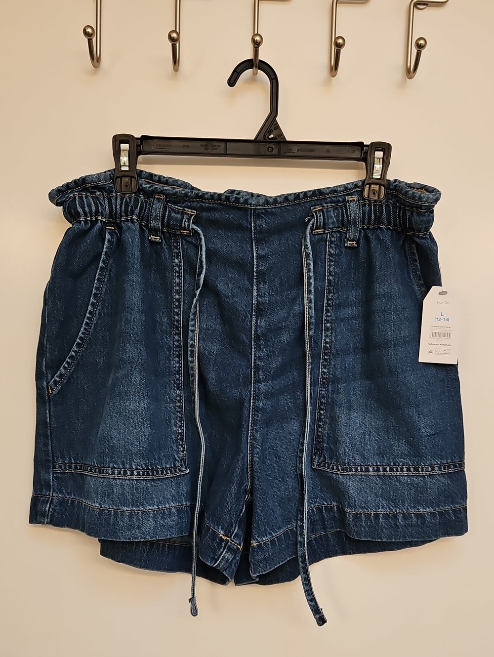 Time and Tru Women L 12-14 Drapey Utility Shorts Medium Wash Denim Elastic NWT